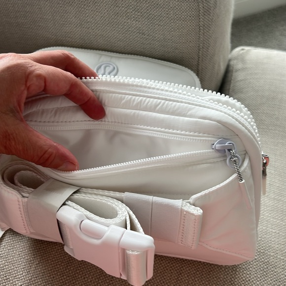 The Lululemon Everywhere Belt Bag Wunder Puff. - Picture 10 of 17